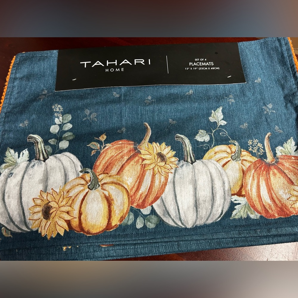 🆕- Set of 4 Tahari Home Placemats with a Pumpkin and Floral Design Blue
